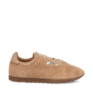 Sneakers realizzate in suede.
