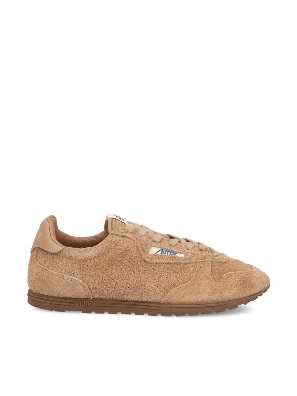 Sneakers realizzate in suede.