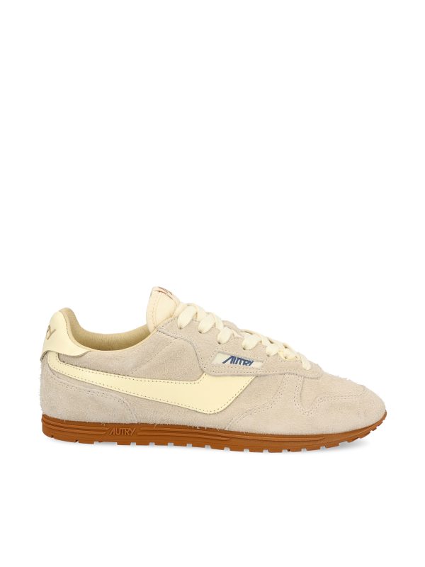 Sneakers realizzate in suede.
