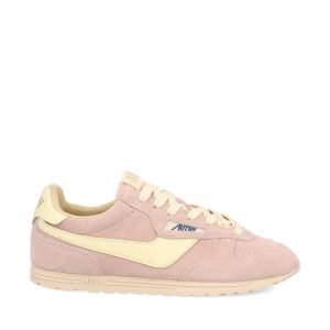 Sneakers realizzate in suede.