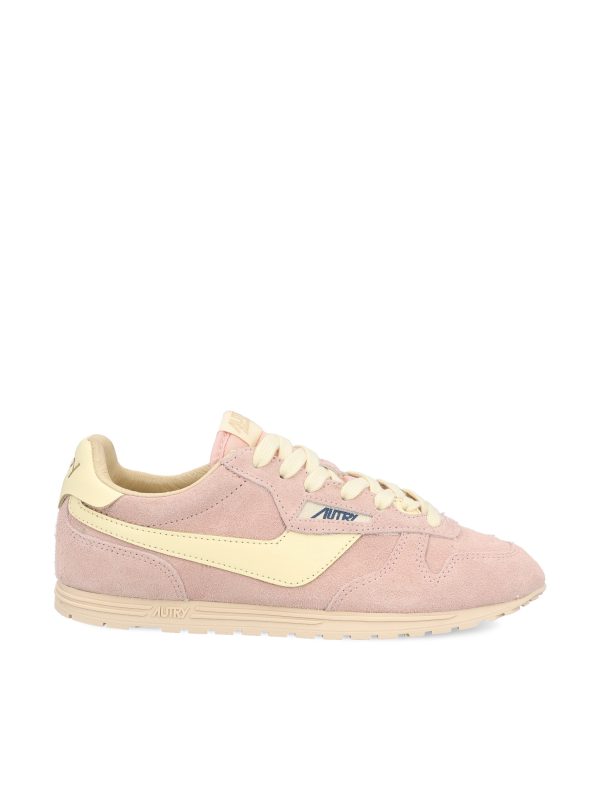 Sneakers realizzate in suede.