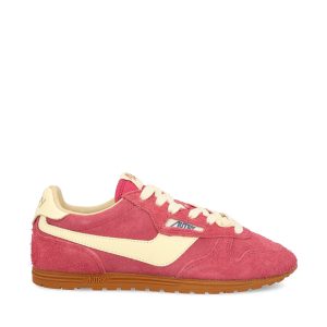Sneakers realizzate in suede.