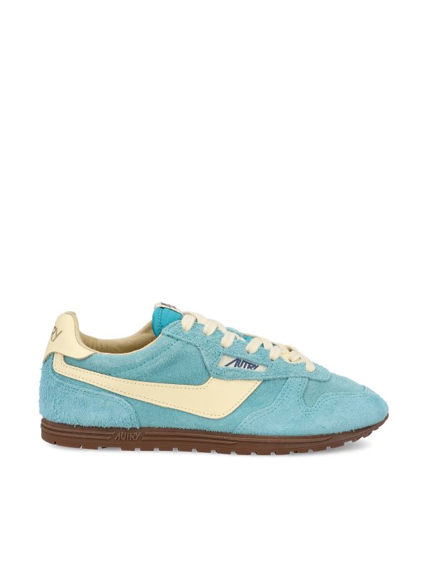 Sneakers realizzate in suede.