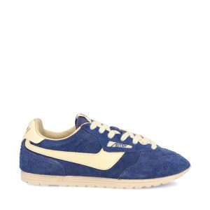 Sneakers realizzate in suede.