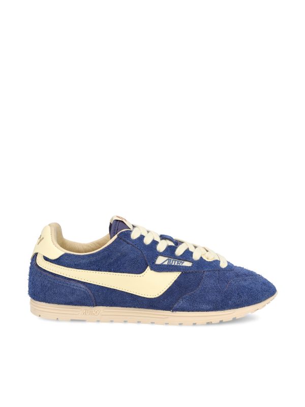 Sneakers realizzate in suede.
