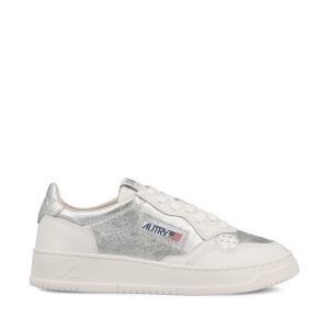 Sneakers realizzate in pelle.