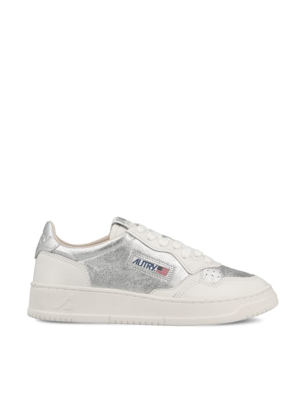 Sneakers realizzate in pelle.