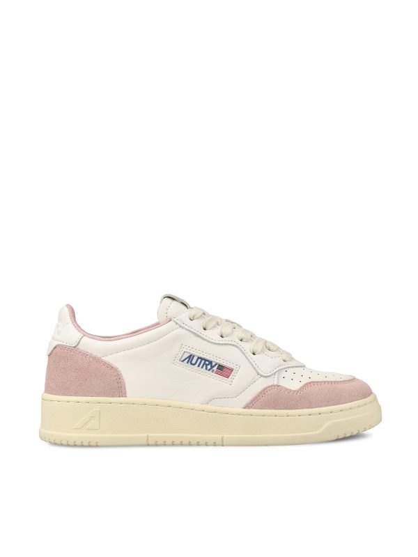 Sneakers realizzate in pelle e pelle scamosciata.