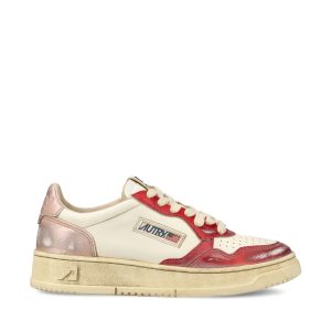 Sneakers realizzate in pelle.