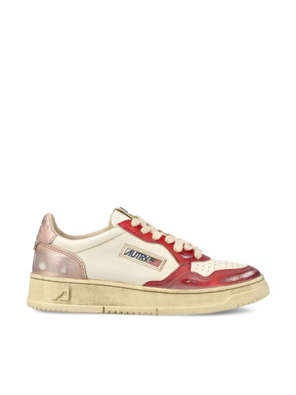 Sneakers realizzate in pelle.