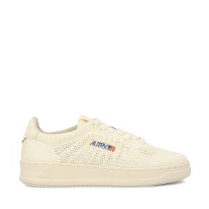Sneakers realizzate in tessuto traforato.