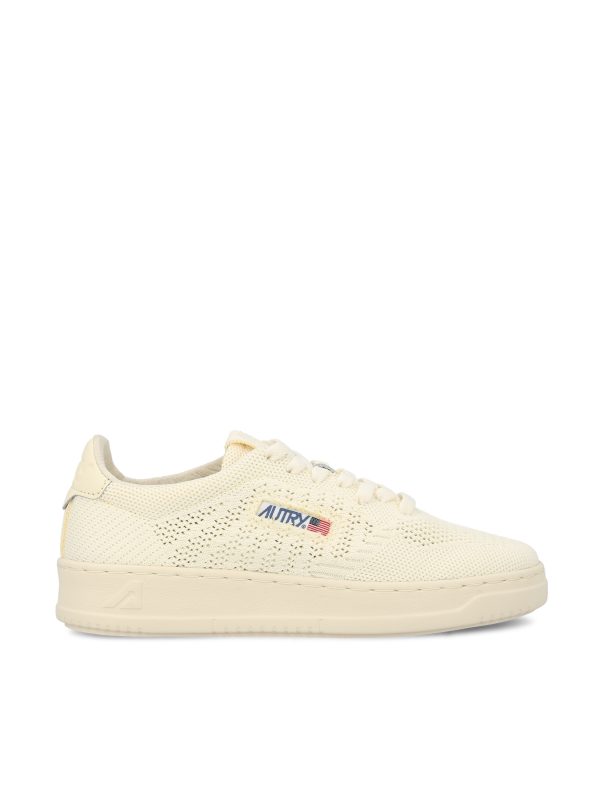 Sneakers realizzate in tessuto traforato.