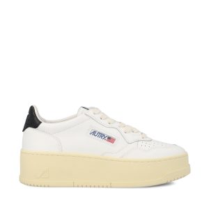 Sneakers realizzate in pelle bovina.