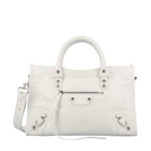 Borsa realizzata in pelle di agnello.