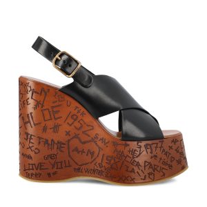 Sandali realizzati in vacchetta semi-lucida