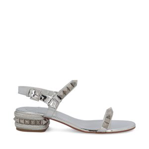 Sandali realizzati in pelle di vitello.