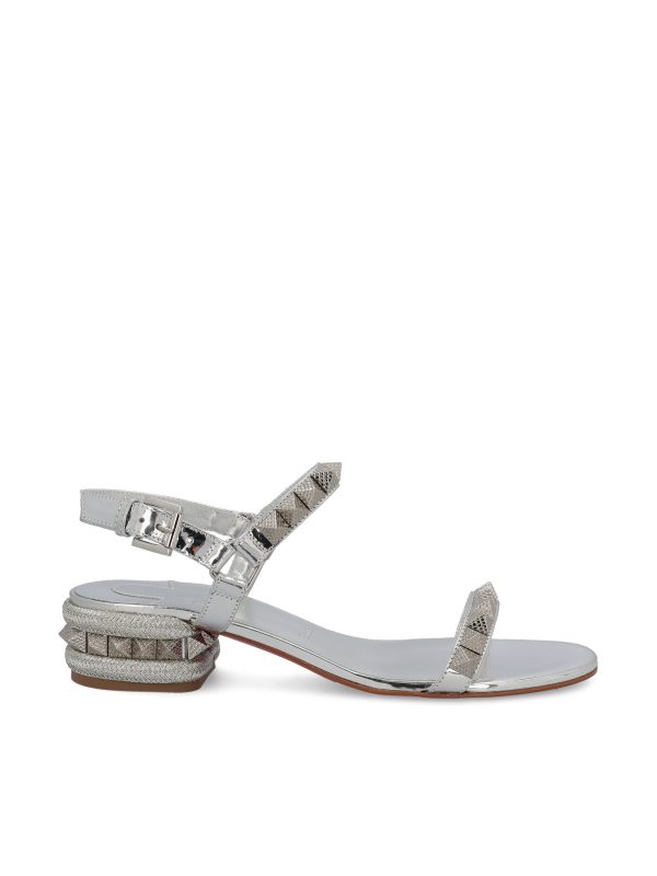 Sandali realizzati in pelle di vitello.