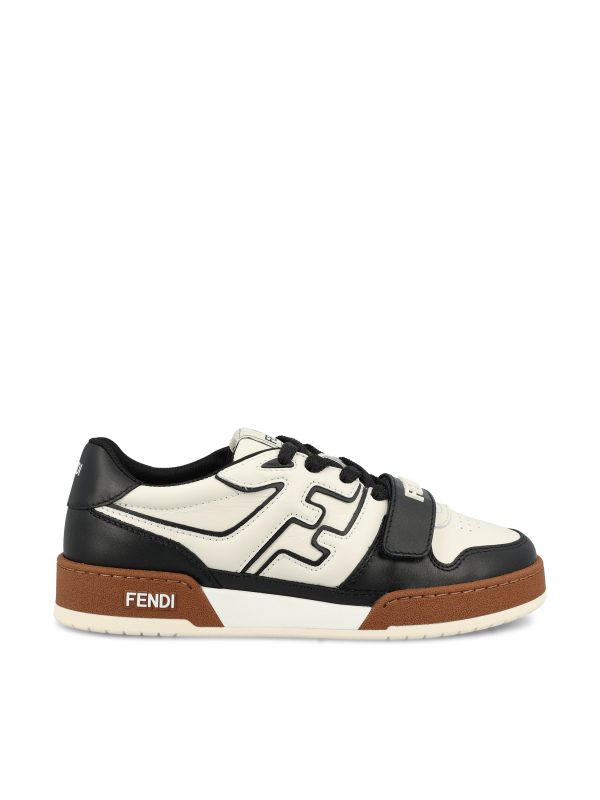 Sneaker realizzate in pelle.