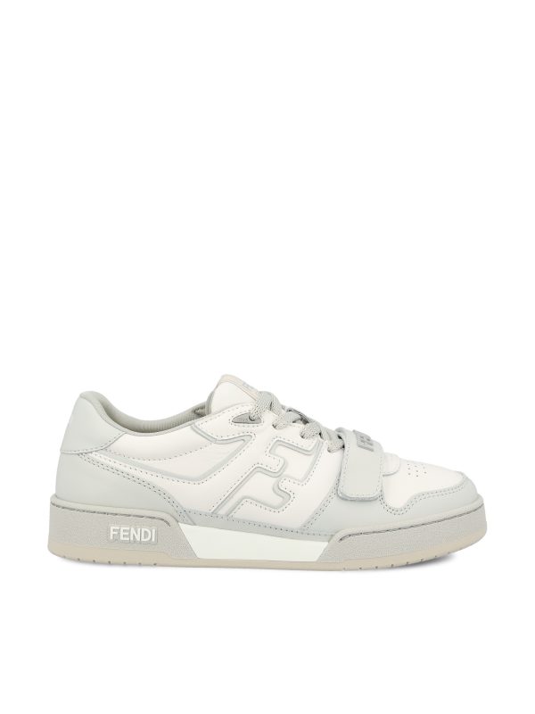 Sneaker realizzate in pelle.