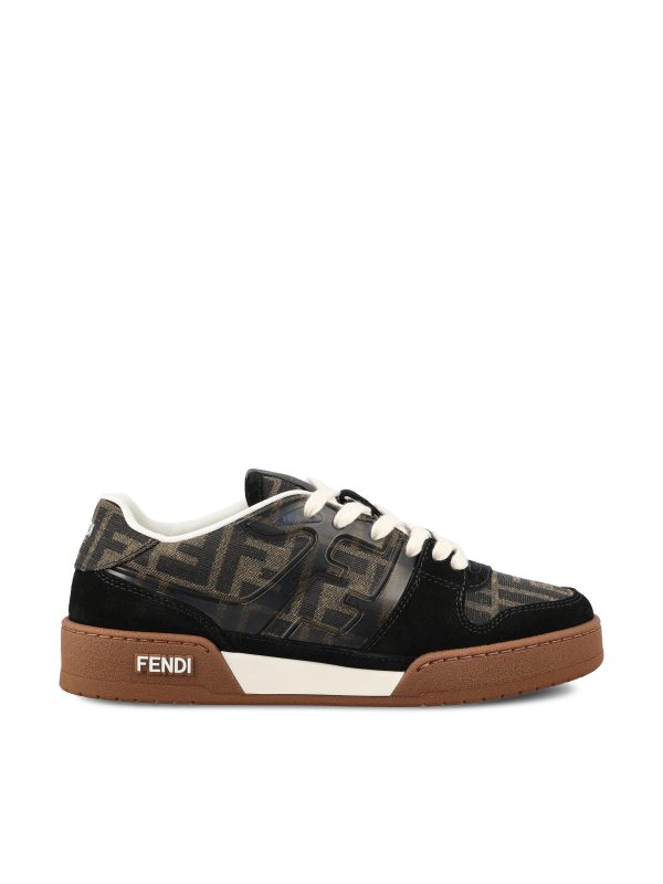 Sneakers realizzate in suede e pelle.