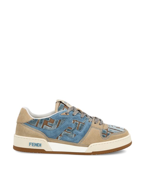 Sneakers realizzate in tessuto e pelle.