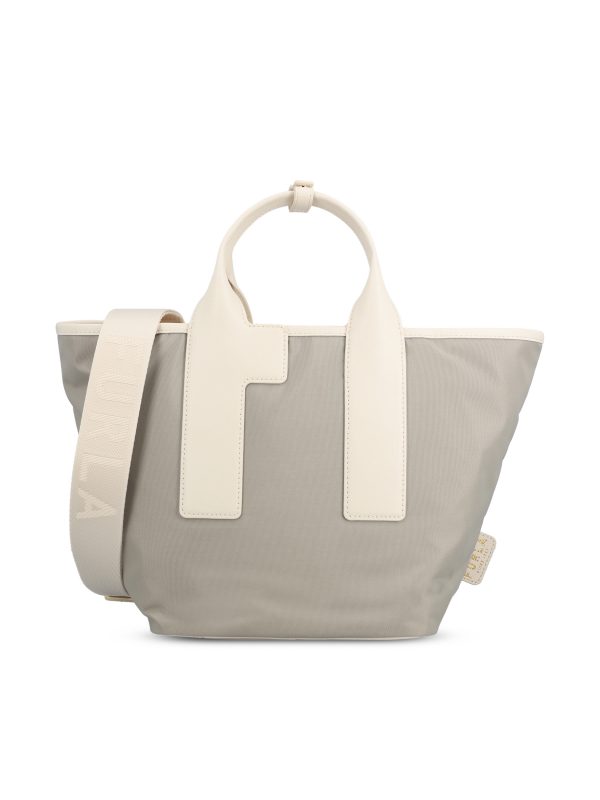 Borsa realizzata in nylon.
