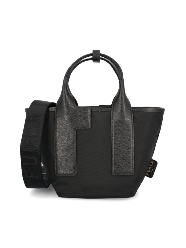 Borsa realizzata in nylon riciclato.