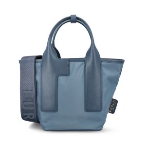 Borsa realizzata in nylon riciclato.