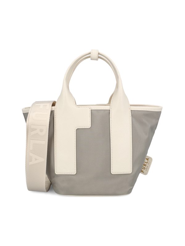 Borsa realizzata in nylon riciclato.