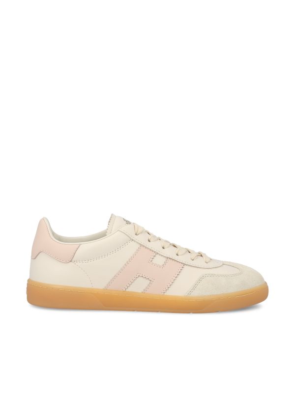 Sneakers realizzate in pelle liscia e scamosciata.