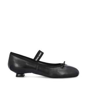 Ballerina con tacco realizzata in pelle