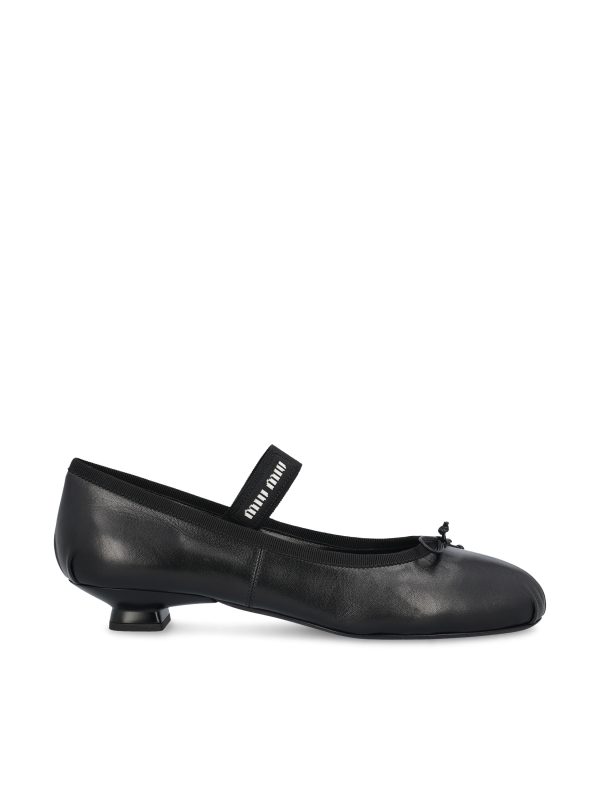 Ballerina con tacco realizzata in pelle