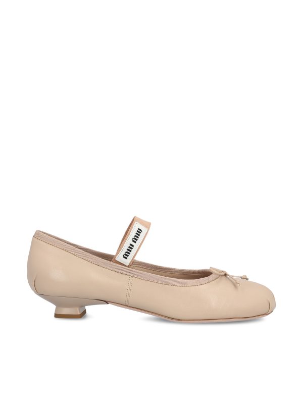 Ballerina con tacco realizzata in pelle