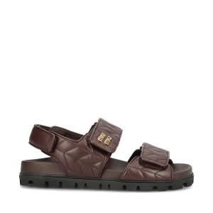 Sandali realizzati in pelle di agnello.