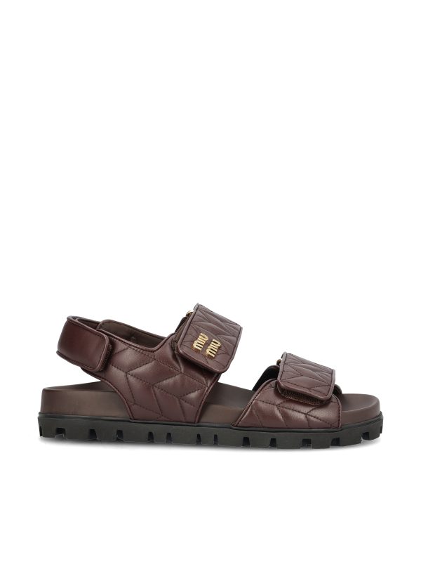 Sandali realizzati in pelle di agnello.