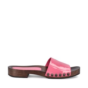 Zoccoli realizzati in pelle di vitello.