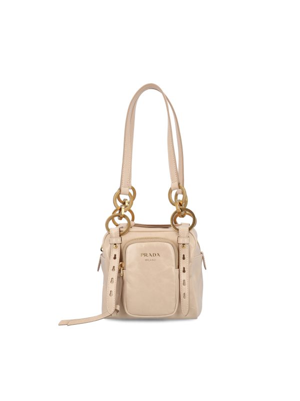 Bauletto realizzato in pelle.