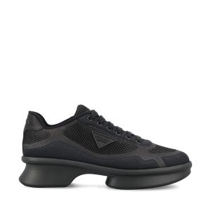 Sneakers realizzate in tessuto.