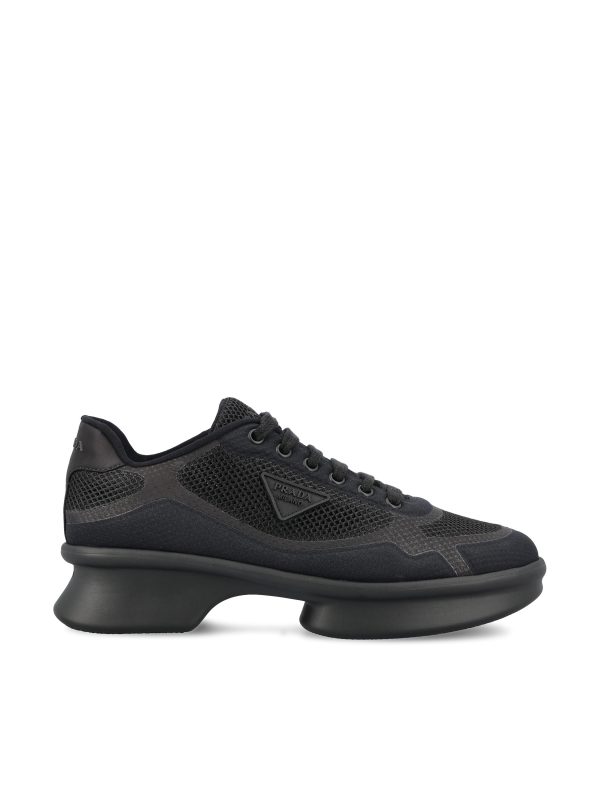 Sneakers realizzate in tessuto.