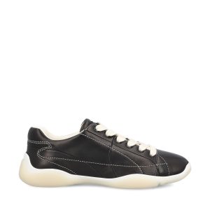 Sneakers realizzate in pelle di agnello.