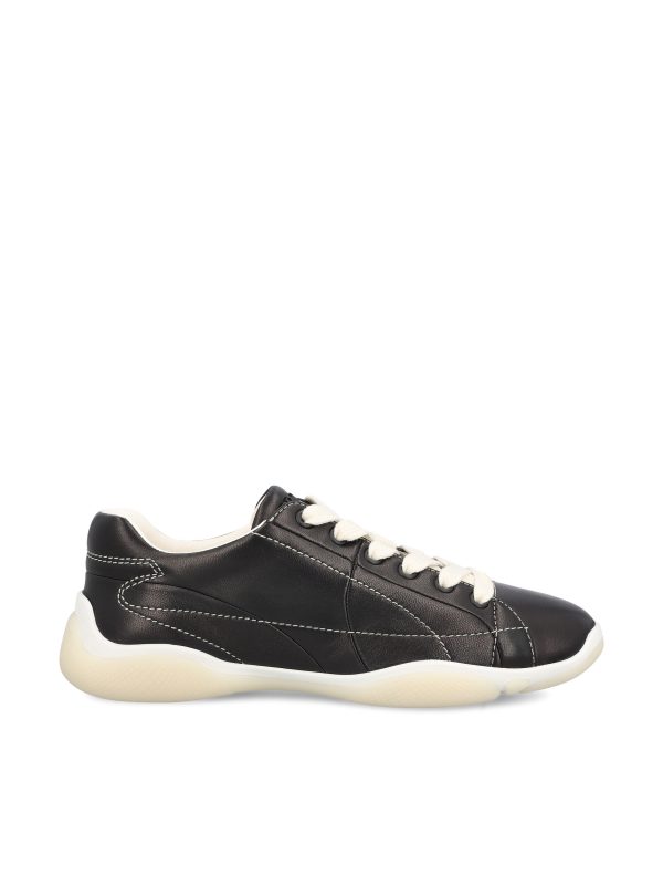 Sneakers realizzate in pelle di agnello.