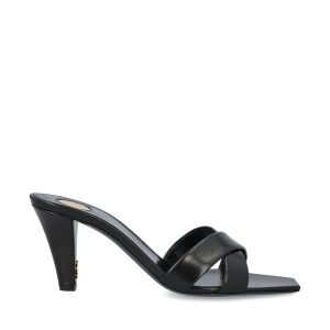 Mule realizzate in pelle liscia.