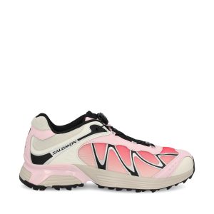 Sneakers realizzate in materiale sintetico.