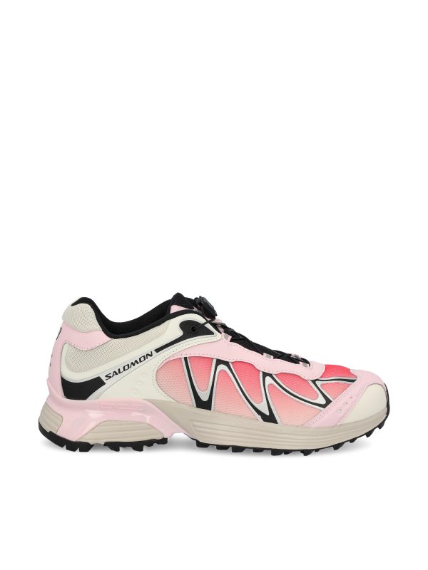 Sneakers realizzate in materiale sintetico.