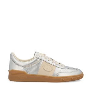 Sneakers realizzate in pelle di vitello laminato.