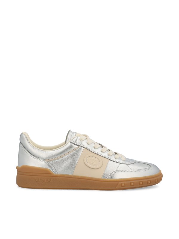 Sneakers realizzate in pelle di vitello laminato.