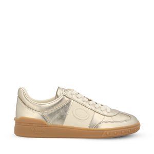 Sneakers realizzate in pelle di vitello laminato.