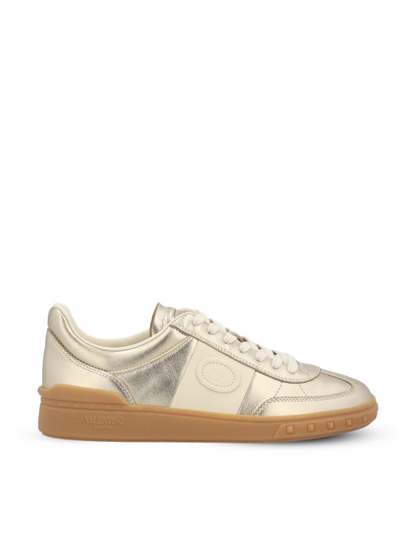 Sneakers realizzate in pelle di vitello laminato.