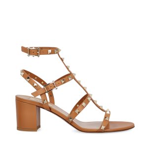 Sandalo realizzato in pelle.