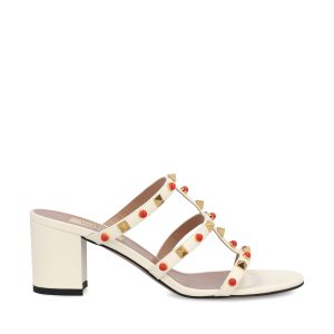 Sandalo realizzato in pelle.